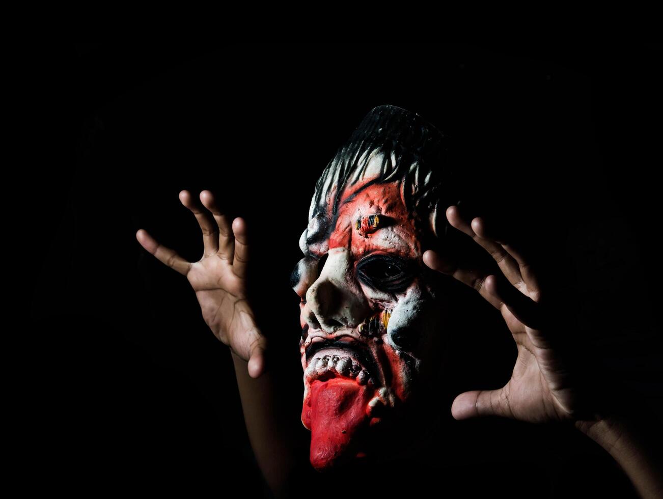 cara de zombi aterrador, tiene espacio en blanco para texto, concepto de halloween foto