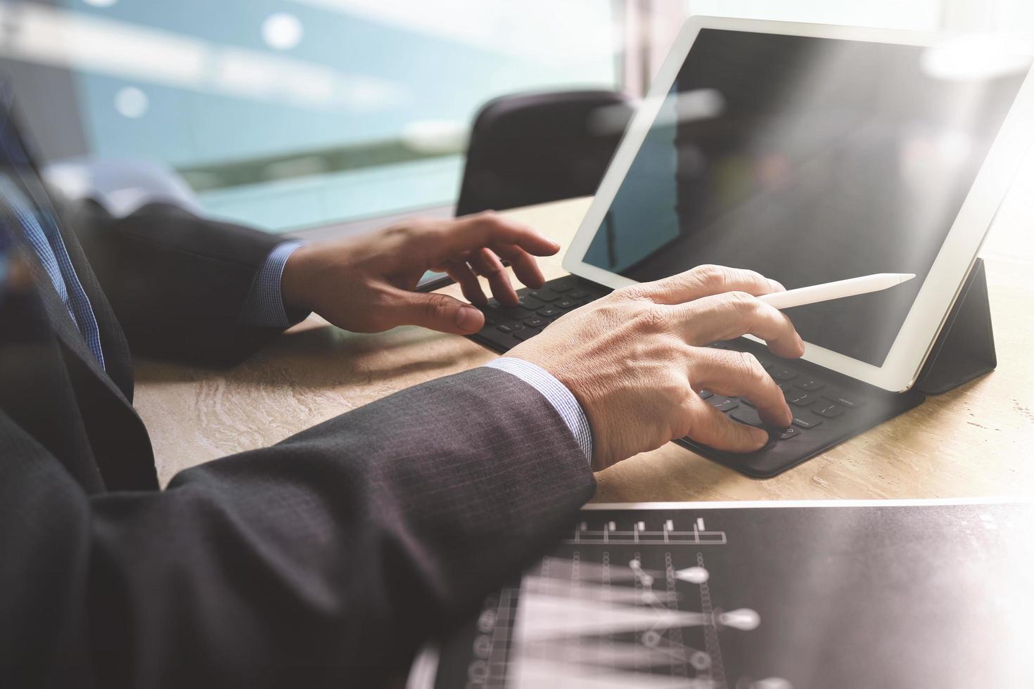 concepto de trabajo de mano de hombre de negocios. documentos finanzas gráfico gráfico. tableta digital teclado muelle pantalla computadora diseño teléfono inteligente usando. anteojos en el escritorio de mármol. efecto de destello de sol foto