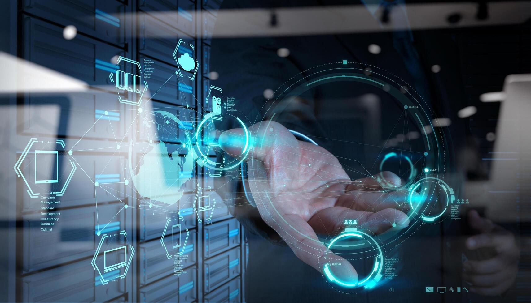 hombre de negocios que trabaja con un diagrama de computación en la nube en la nueva interfaz de la computadora foto