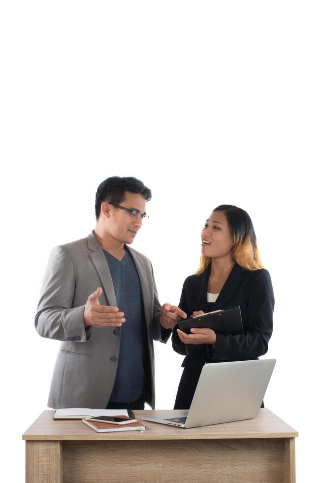 joven empresaria de pie con su jefe conversando sobre el negocio en la oficina aislada de fondo blanco. foto