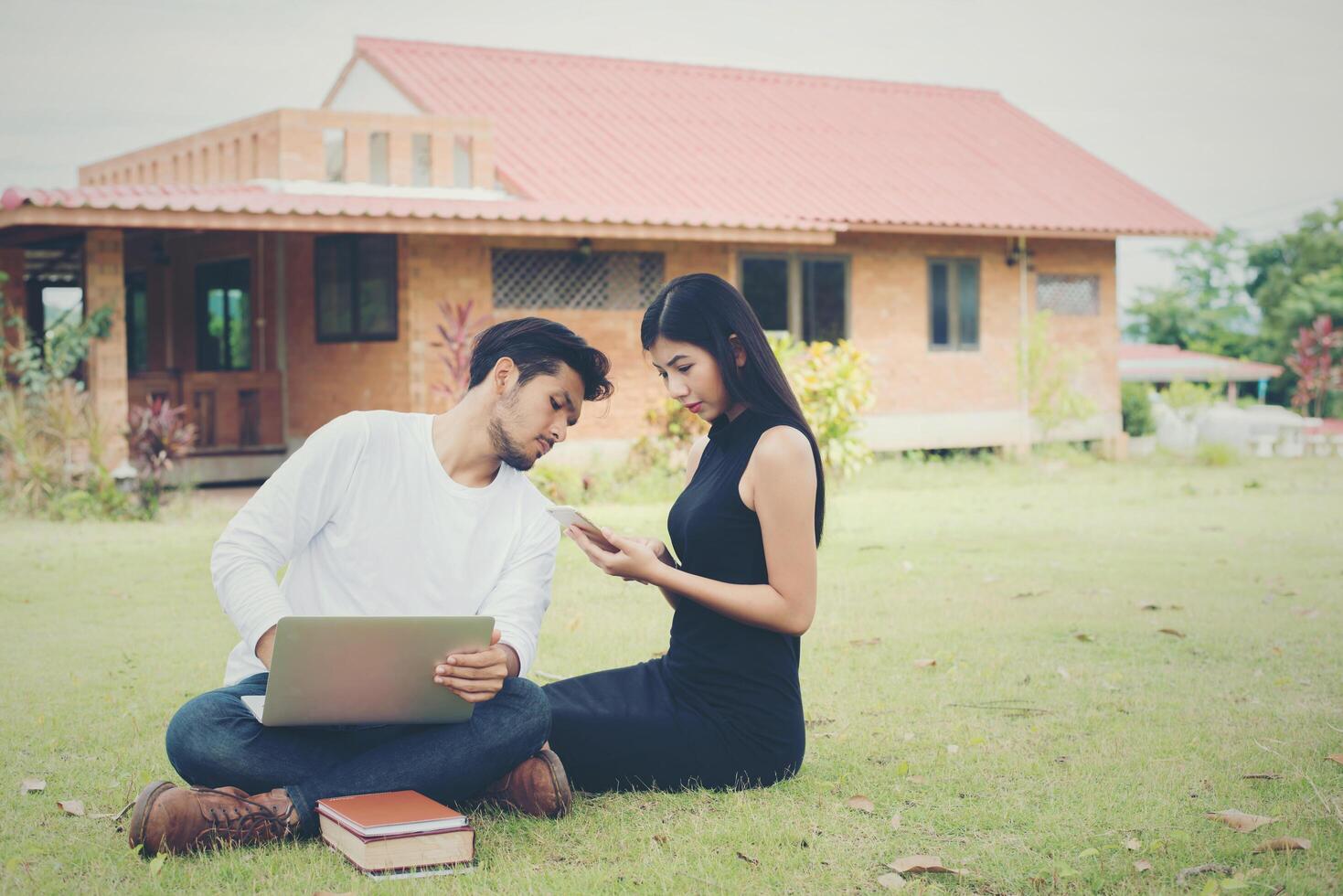 la joven pareja de educación estaba leyendo al aire libre y con buen tiempo. y son felices, concepto de estilo de vida. foto