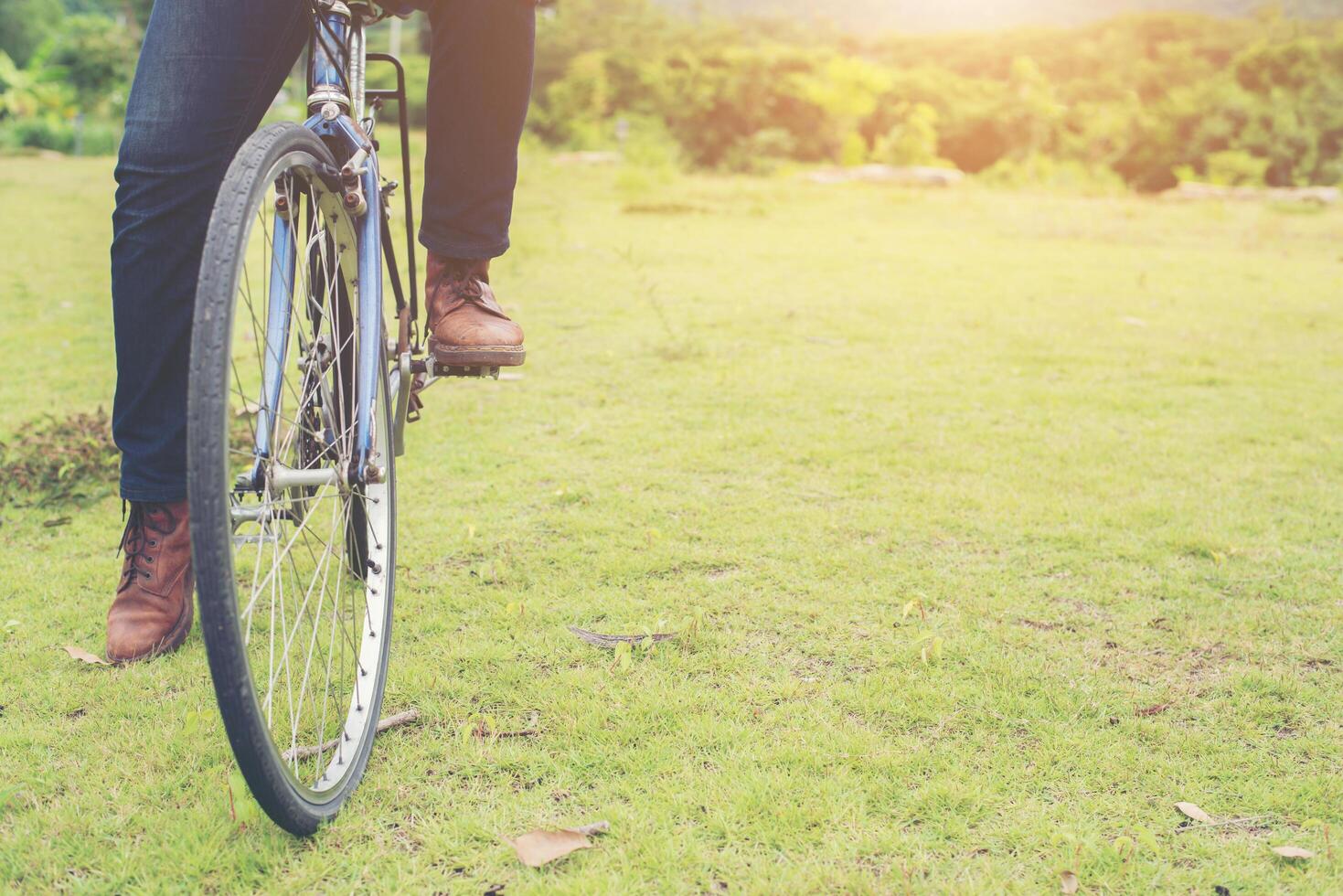 bicicleta de pedales de pies de hombre en el parque natural, lista para montar. foto