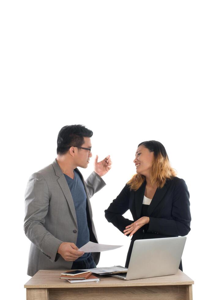 joven empresaria de pie con su jefe conversando sobre el negocio en la oficina aislada de fondo blanco. foto