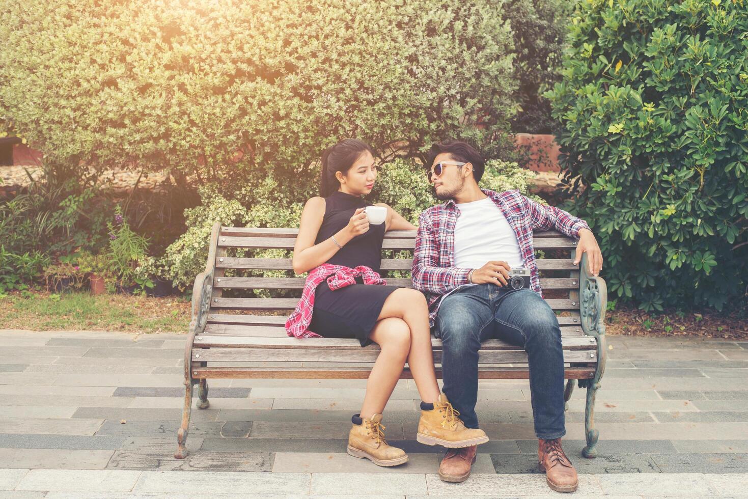 jóvenes hipster pareja adolescentes enamorados en la ciudad, disfrute de vacaciones de verano juntos. foto