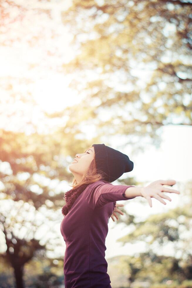 concepto de estilo de vida - hermosa mujer feliz disfrutando del aire fresco en el parque foto