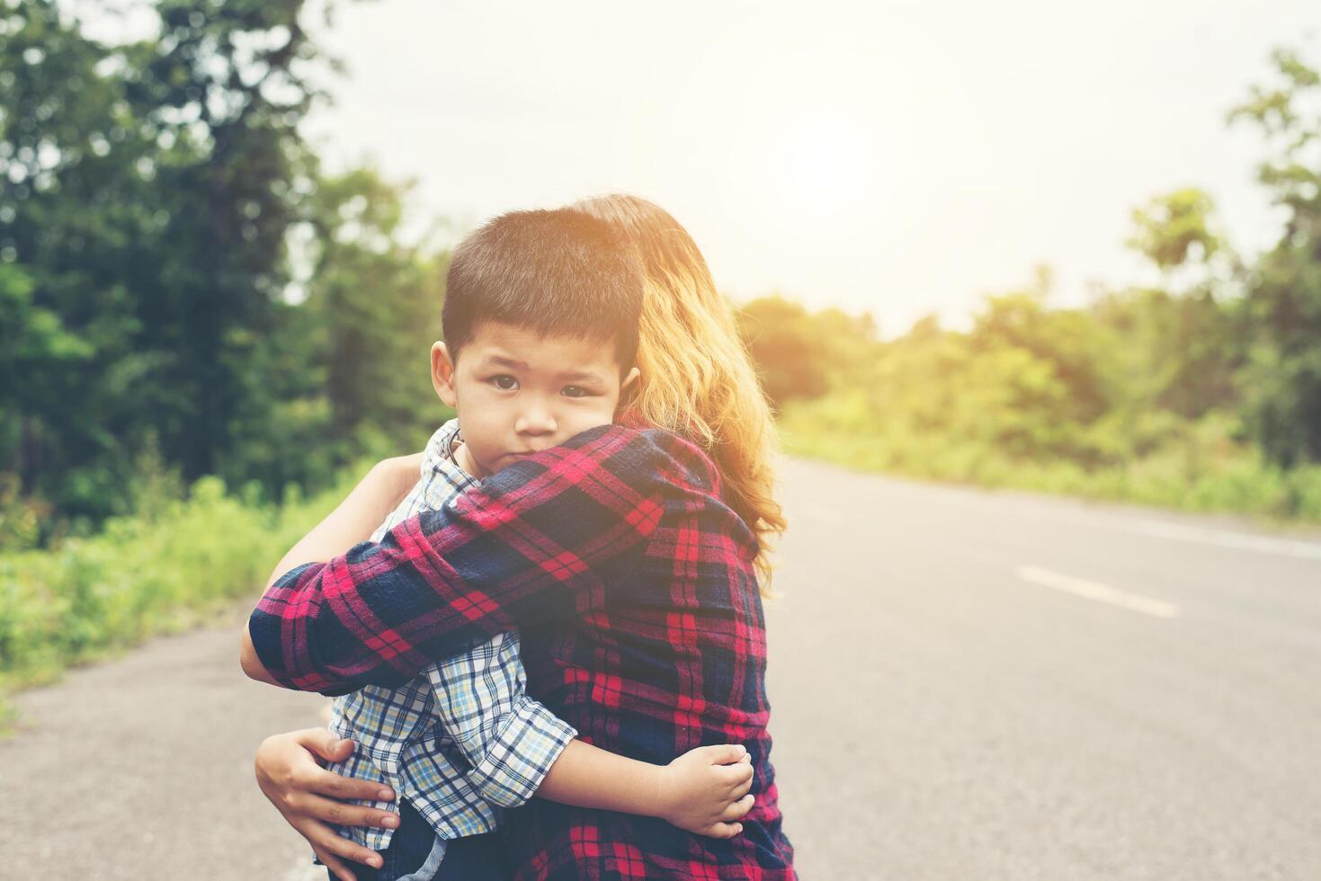 pequeño y lindo niño asiático abrazo con su madre y sonriendo a la cámara tiempo feliz. foto