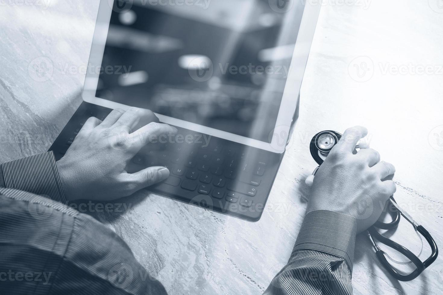 concepto de tecnología médica. mano del médico que trabaja con una computadora de pantalla de base de tableta digital moderna con interfaz de gráfico médico, foto de efecto de bengala solar, blanco negro