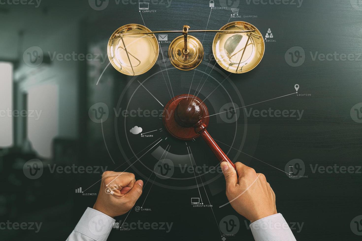 concepto de justicia y derecho. vista superior de la mano del juez masculino en una sala de audiencias con el mazo y la escala de latón en una mesa de madera oscura con diagrama vr foto