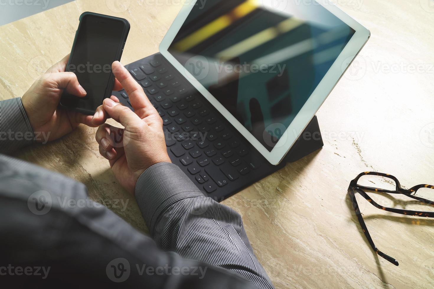 concepto de trabajo de mano de hombre de negocios. foto inversor profesional trabajando con un nuevo proyecto de inicio. reuniones de gerentes de finanzas. uso de teléfonos inteligentes de diseño de computadora de pantalla de base de tableta digital. efecto de destello de sol