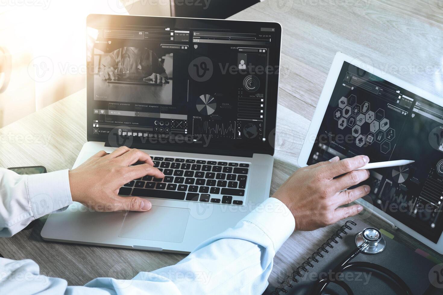 médico que trabaja con tableta digital y computadora portátil con teléfono inteligente en la oficina del espacio de trabajo médico y videoconferencia como concepto foto