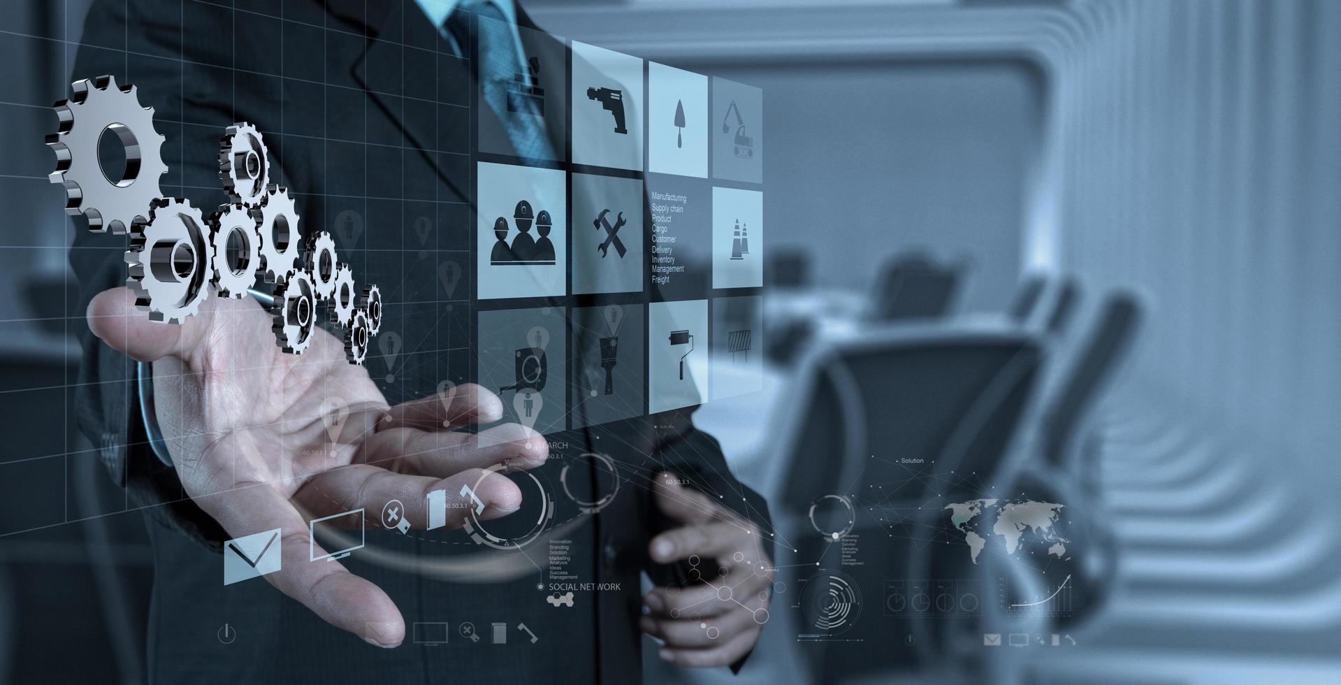 la mano del hombre de negocios atrae el equipo hacia el éxito foto