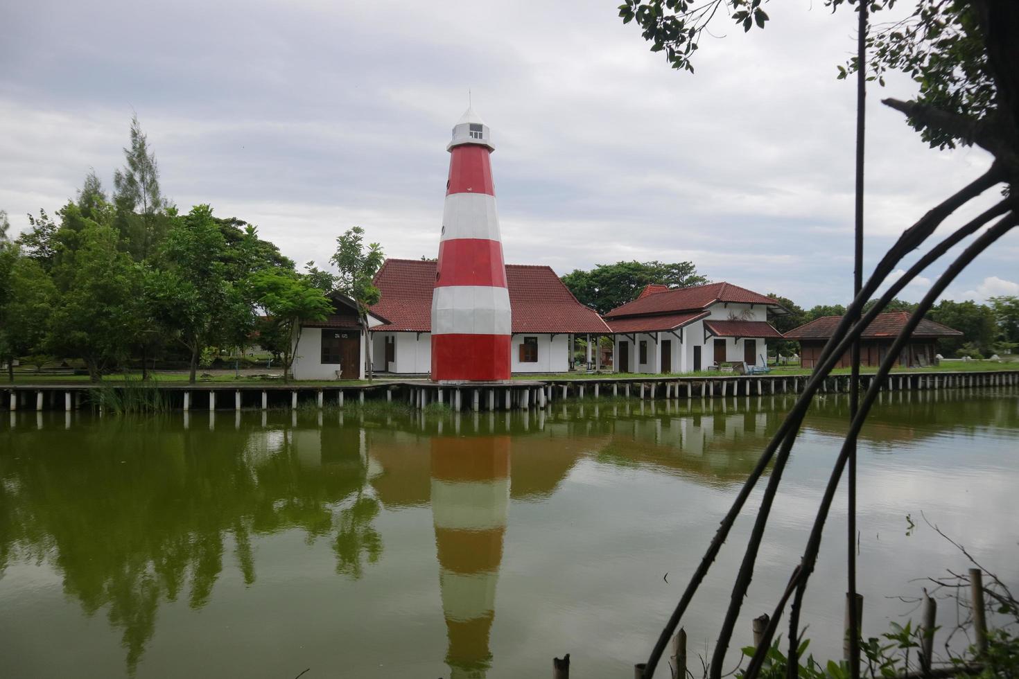 faro rojo y blanco al borde del pantano foto