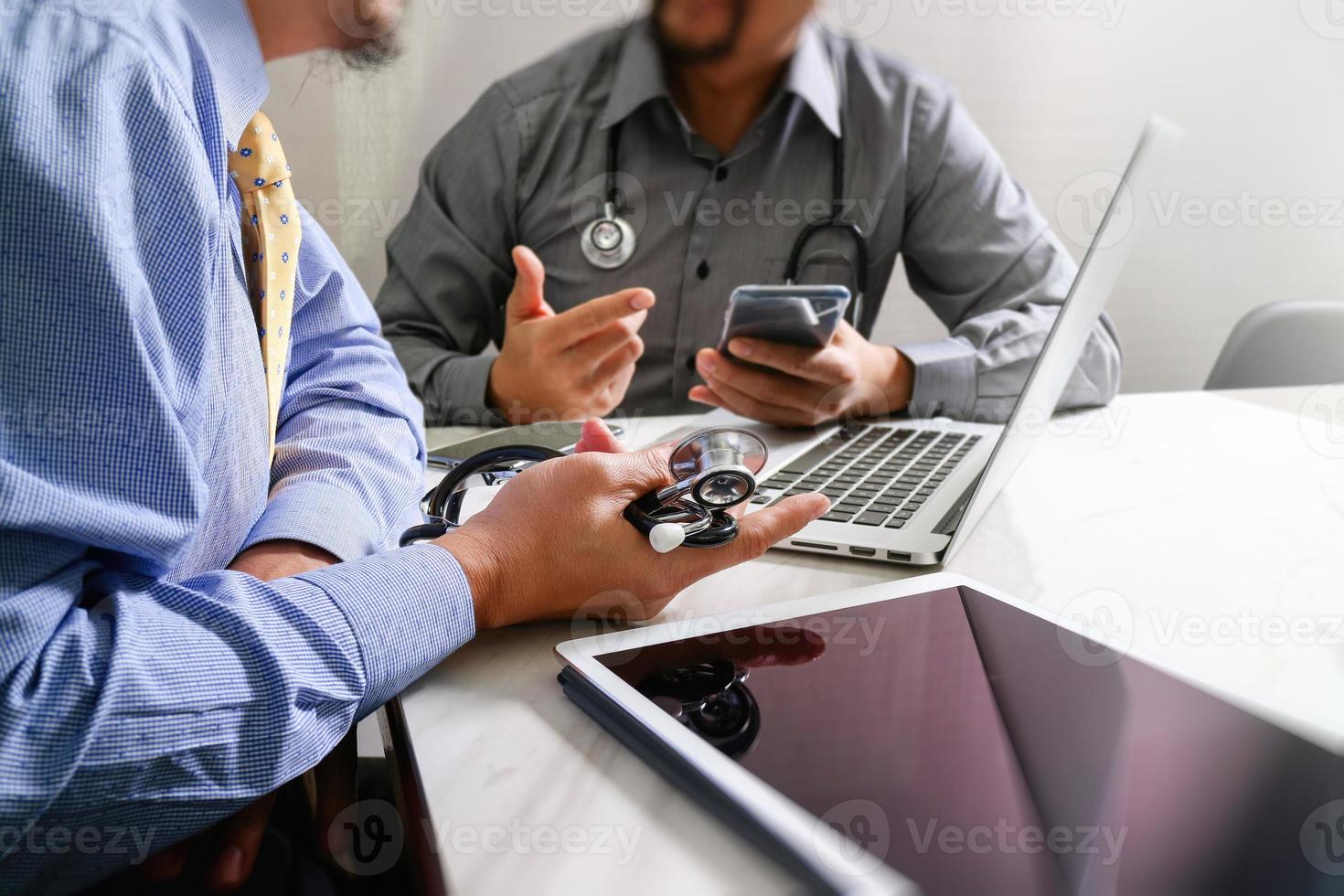 concepto de reunión del equipo de red de tecnología médica. doctor mano trabajando teléfono inteligente tableta digital moderna interfaz de gráfico de gráficos de computadora portátil, foto de efecto de bengala solar