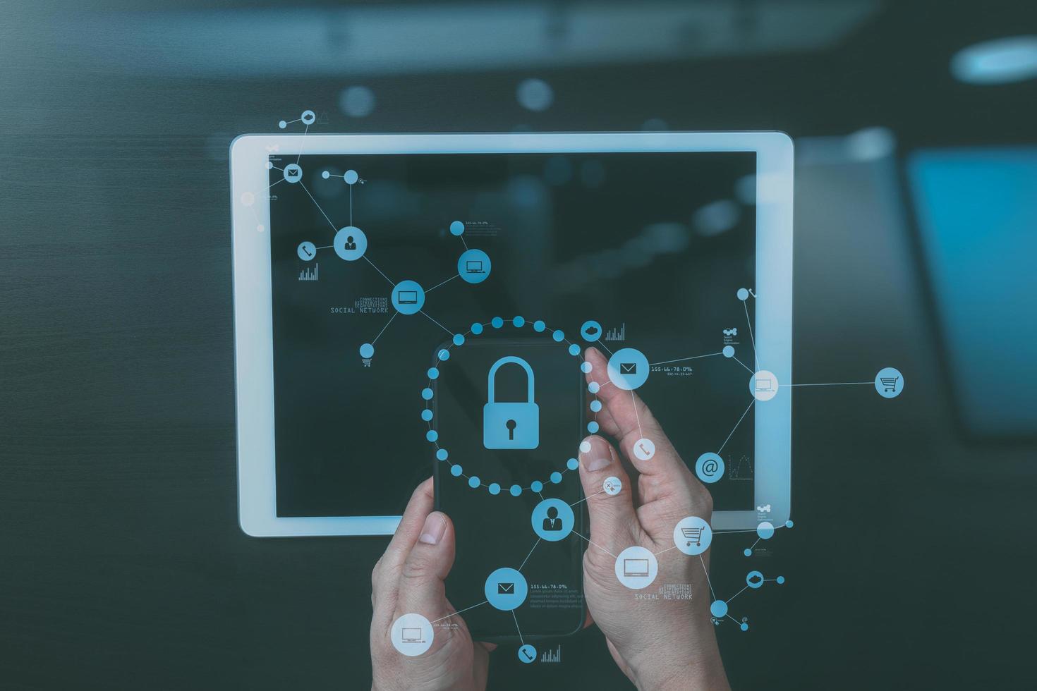 Internet de seguridad cibernética y concepto de red.mano de hombre de negocios trabajando con el icono de candado de pantalla vr en el teléfono móvil y la tableta digital foto