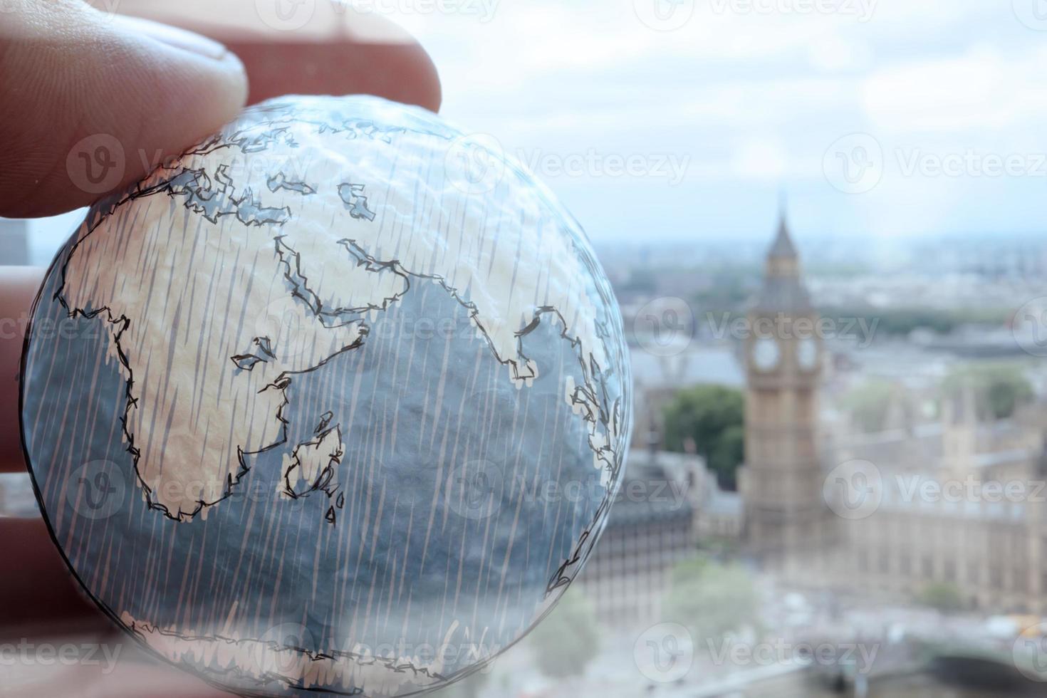 primer plano de la mano de un hombre de negocios que muestra la textura de los elementos del mundo de esta imagen proporcionada por el fondo de la ciudad de Londres de la nasa foto