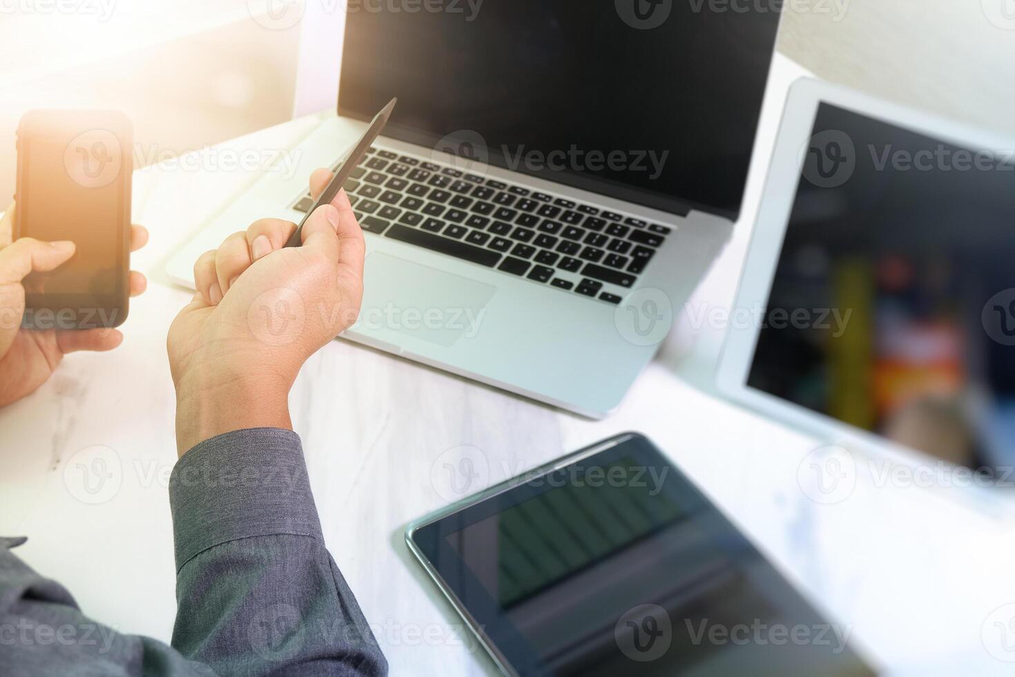 mano de hombre de negocios tocando tableta digital. gerente de finanzas de fotos trabajando en una nueva oficina de proyectos de inversión. utilizando un dispositivo de nueva tecnología.