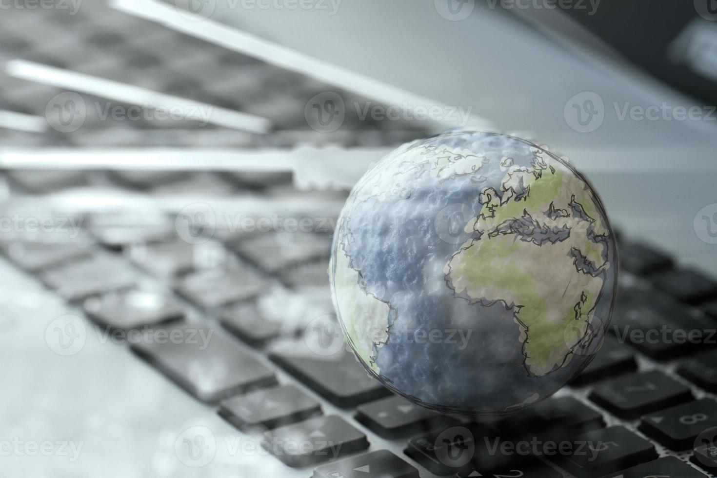 globo de textura dibujado a mano de doble exposición en la computadora portátil como concepto de internet foto