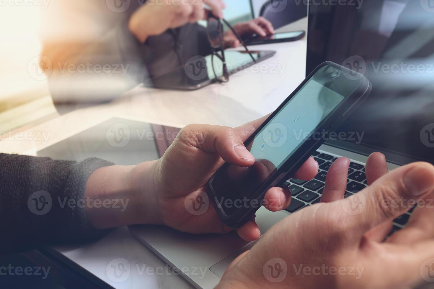 reunión del equipo de negocios presente. foto inversor profesional trabajando con un nuevo proyecto de puesta en marcha. tareas de gerentes de finanzas. tableta digital diseño de computadora portátil uso de teléfonos inteligentes, efecto de llamarada solar