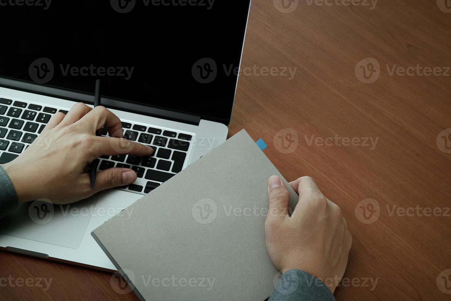 vista superior de la doble exposición de la mano del hombre de negocios que trabaja con una nueva computadora moderna y una estrategia empresarial como concepto foto