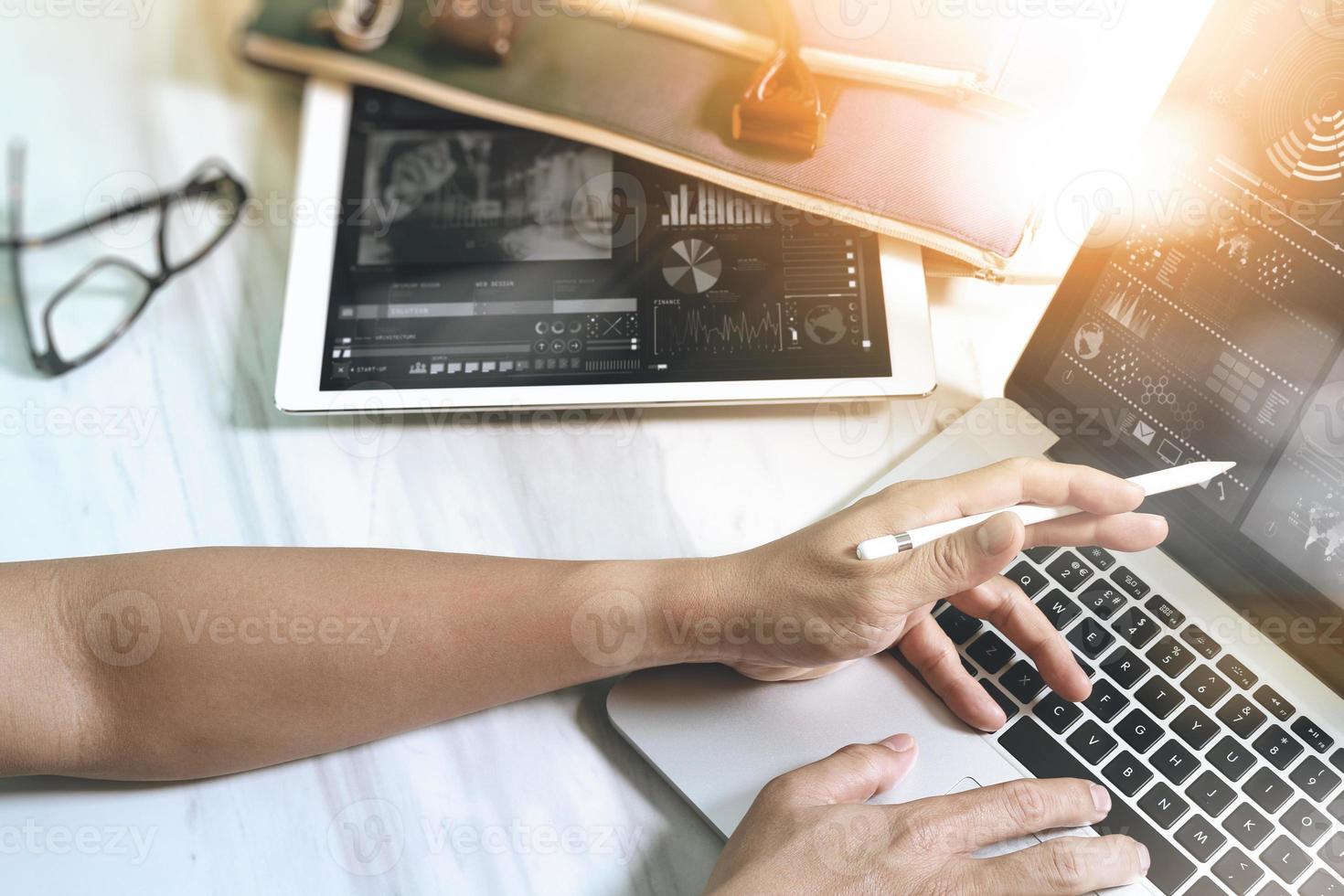 concepto de trabajo en equipo, mano de hombre de negocios asistiendo a videoconferencia en la oficina moderna. uso de teléfono inteligente de diseño de computadora portátil de tableta digital. efectos del sol foto