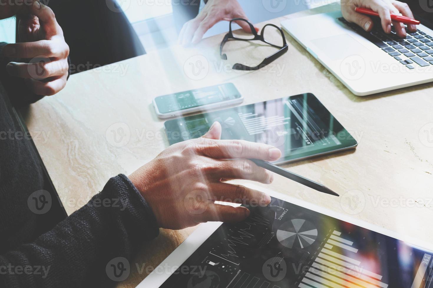 reunión del equipo de negocios presente. foto inversor profesional trabajando con un nuevo proyecto de inicio. reunión de gerentes de finanzas. tableta digital diseño de computadora portátil uso de teléfono inteligente, efecto de destello solar