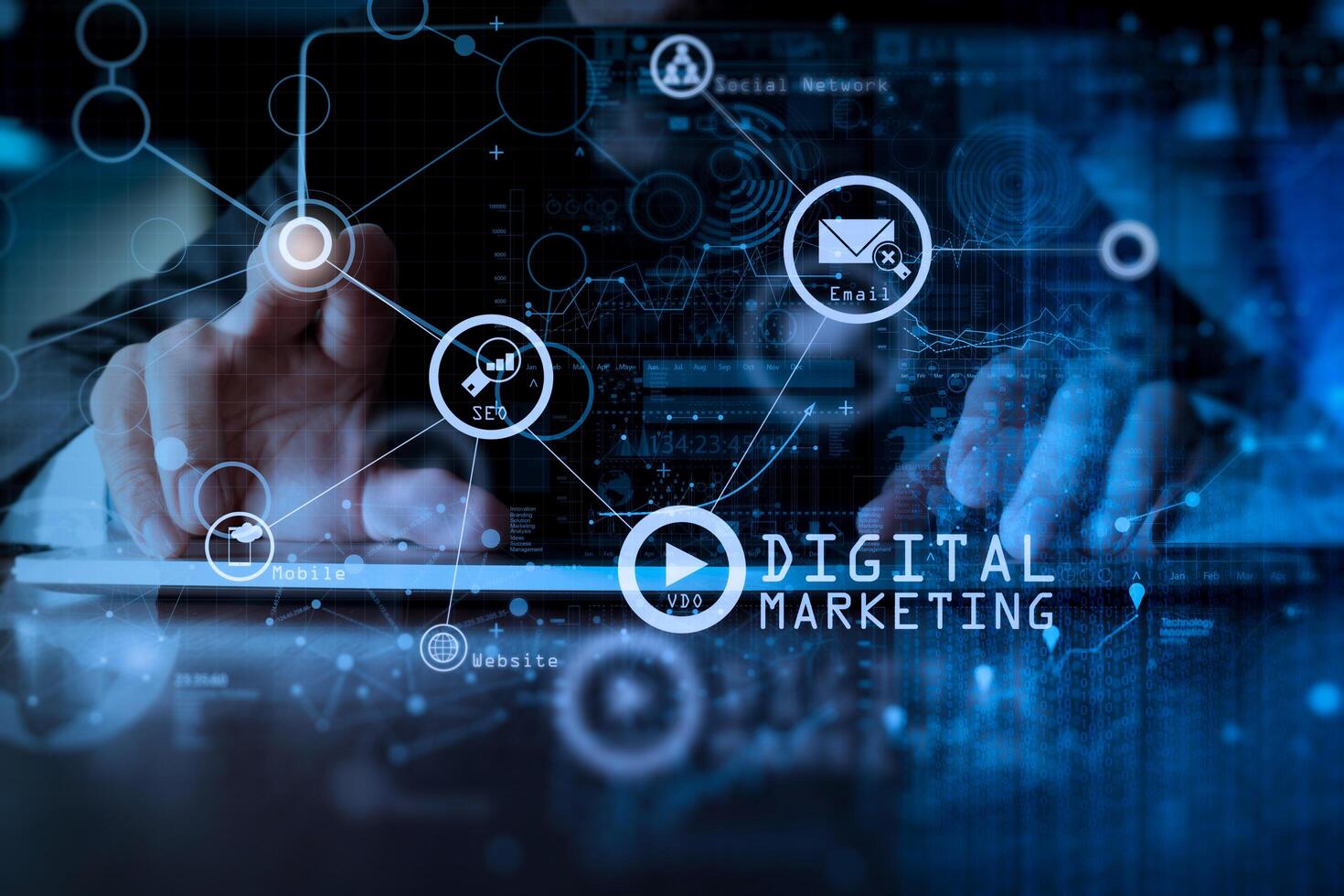 mano de hombre de negocios trabajando en una computadora portátil con estrategia de negocios de capa digital y diagrama de redes sociales en un escritorio de madera foto