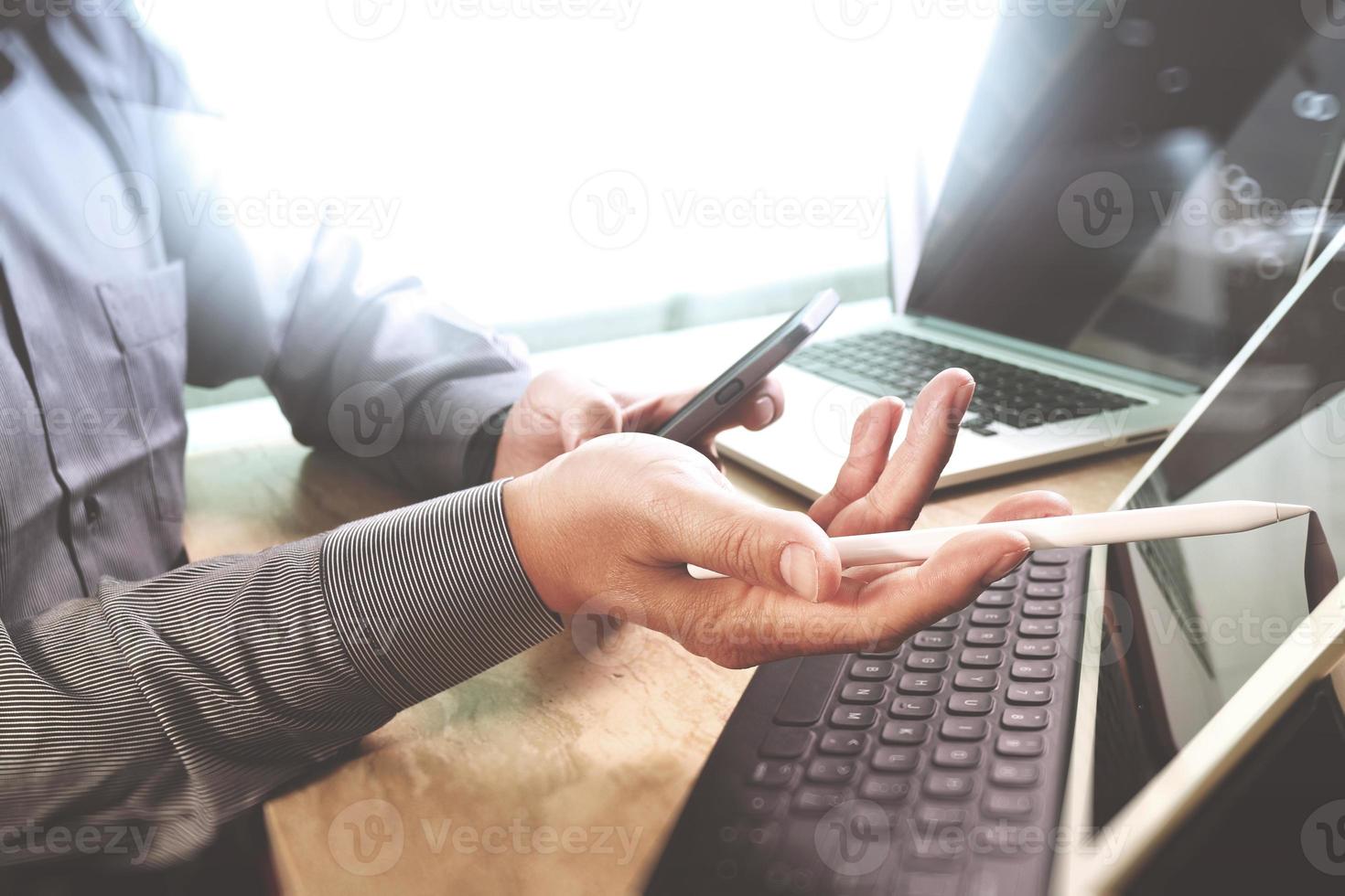 concepto de trabajo de mano de hombre de negocios. foto inversor profesional trabajando en un nuevo proyecto de inicio. reuniones de gerentes de finanzas. uso de teléfonos inteligentes de diseño de computadora de pantalla de base de tableta digital. efecto de destello de sol