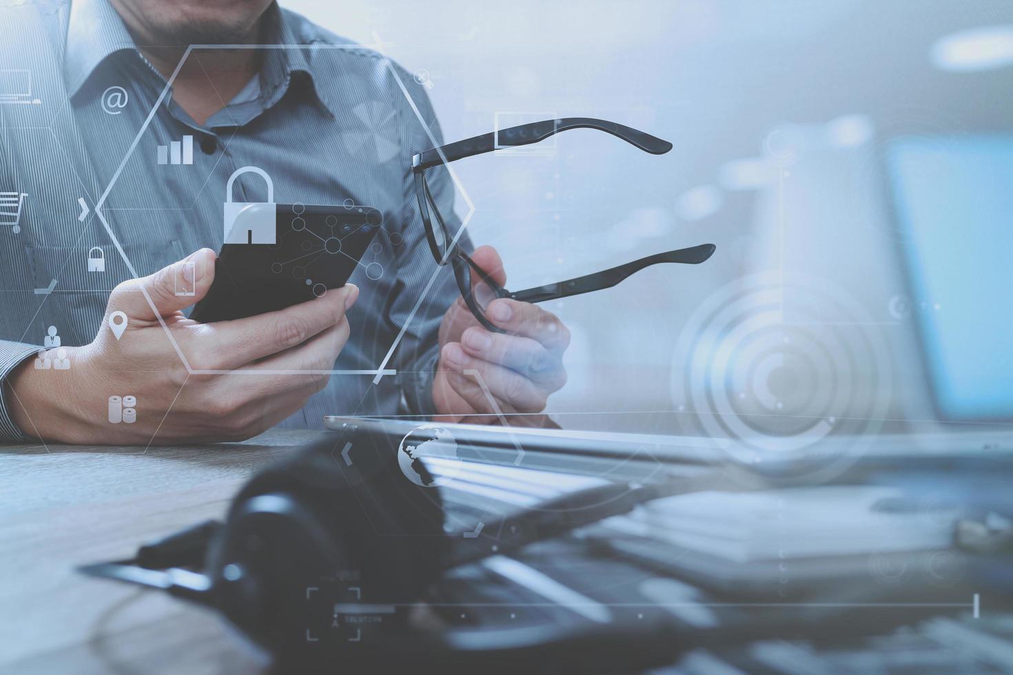 Internet de seguridad cibernética y concepto de red.mano de hombre de negocios trabajando con el icono de candado de pantalla vr teléfono móvil en el fondo de la computadora foto