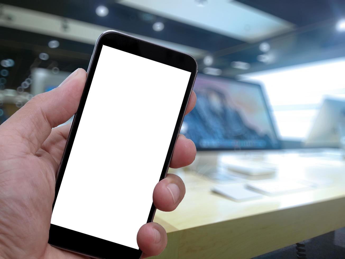 Primer plano de la mano tocando la pantalla en blanco de smatphone con fondo borroso como concepto foto
