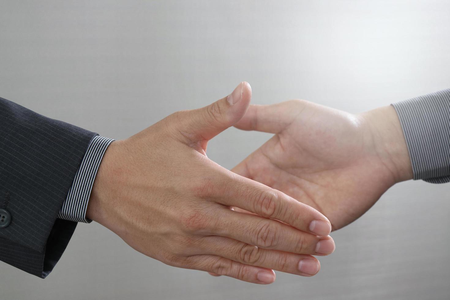 concepto de reunión de asociación comercial. foto apretón de manos del hombre de negocios. Apretón de manos de hombres de negocios exitosos después de un trato perfecto.cerrar