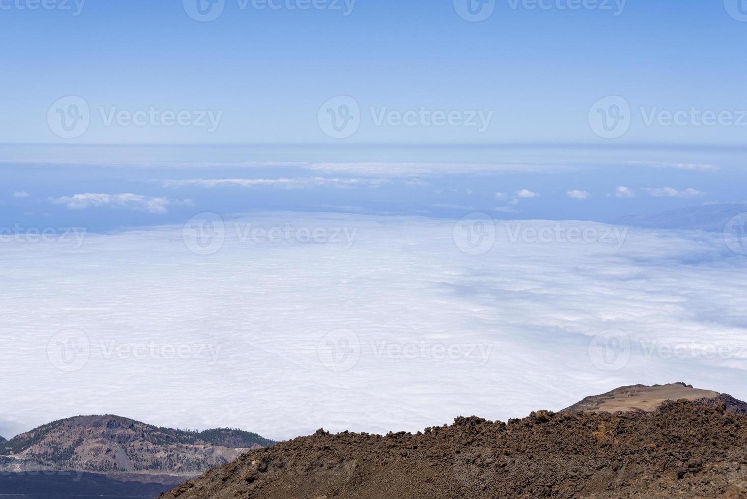 vista desde el volcán teide las canadas caldera con lava solidificada. paisaje de montaña del parque nacional del teide por encima de las nubes. tenerife, islas canarias, españa. foto