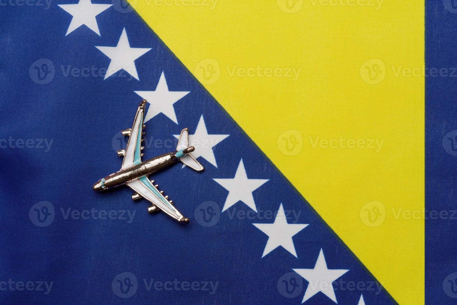 avión sobre la bandera de bosnia y herzegovina el concepto de un viaje. foto