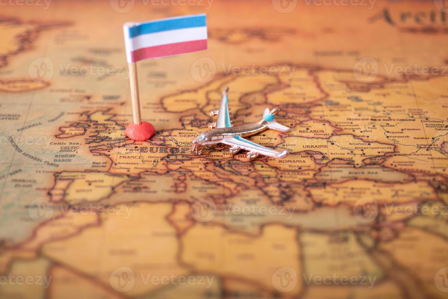 la bandera de luxemburgo y el avión en el mapa mundial. foto