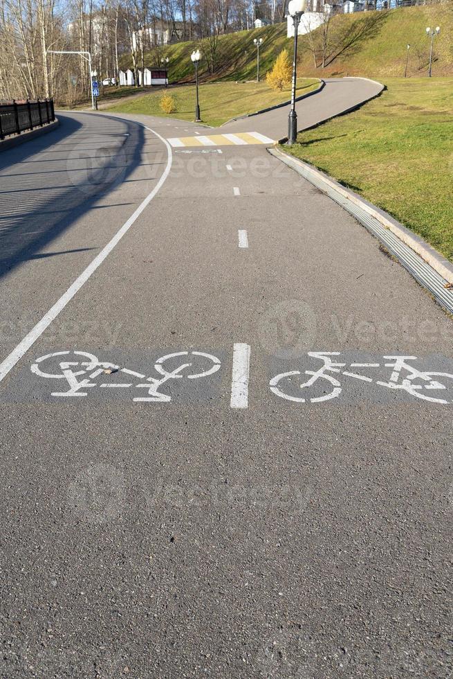 carril bici, camino para bicicletas a pie de carril bici en verano, parque de la ciudad. foto