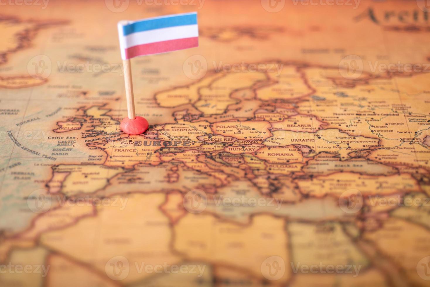 la bandera de luxemburgo en el mapa mundial. foto