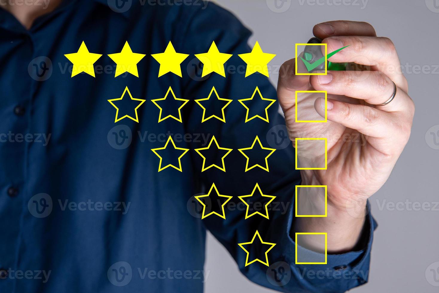 la mano escribe una marca de verificación de 5 estrellas como la mejor opción. foto