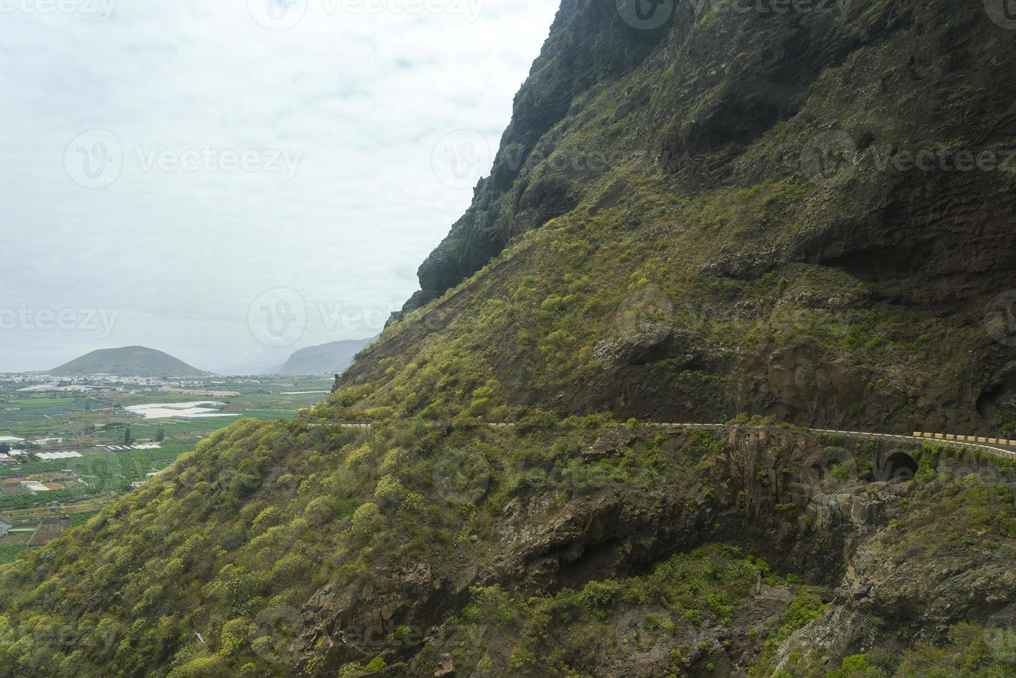 la carretera y los acantilados de la isla de tenerife. foto