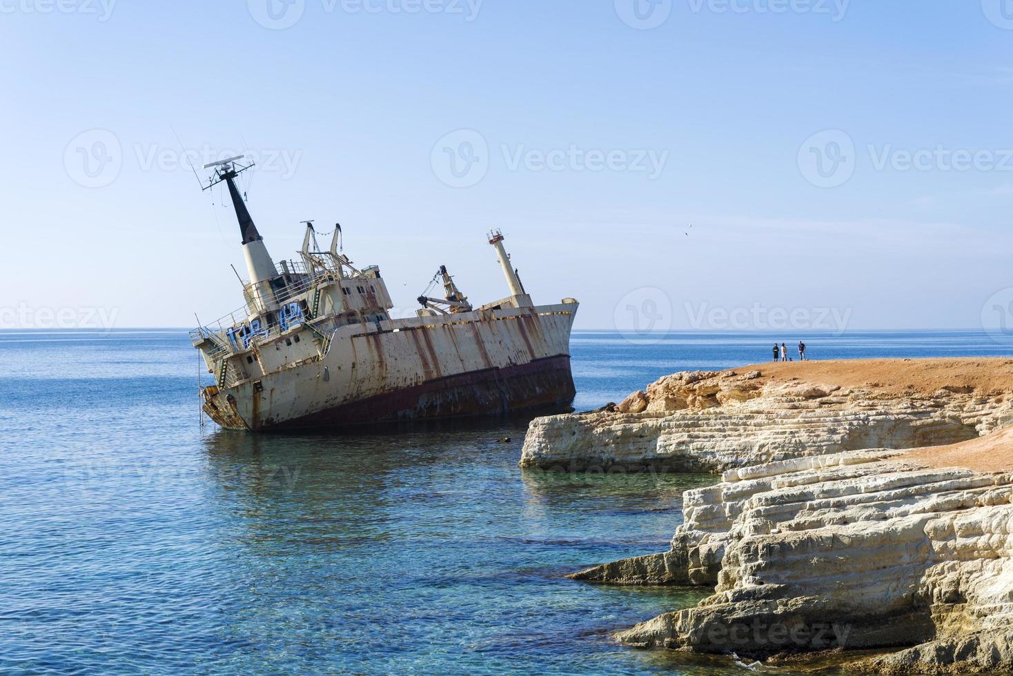 barco abandonado que naufragó cerca de la costa de chipre foto