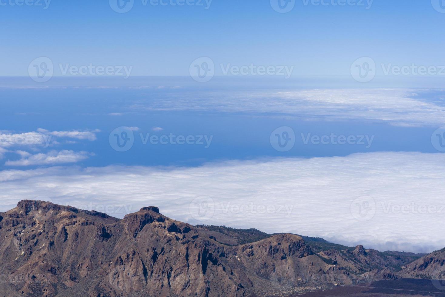 vista desde el volcán teide las canadas caldera con lava solidificada. paisaje de montaña del parque nacional del teide por encima de las nubes. tenerife, islas canarias, españa. foto