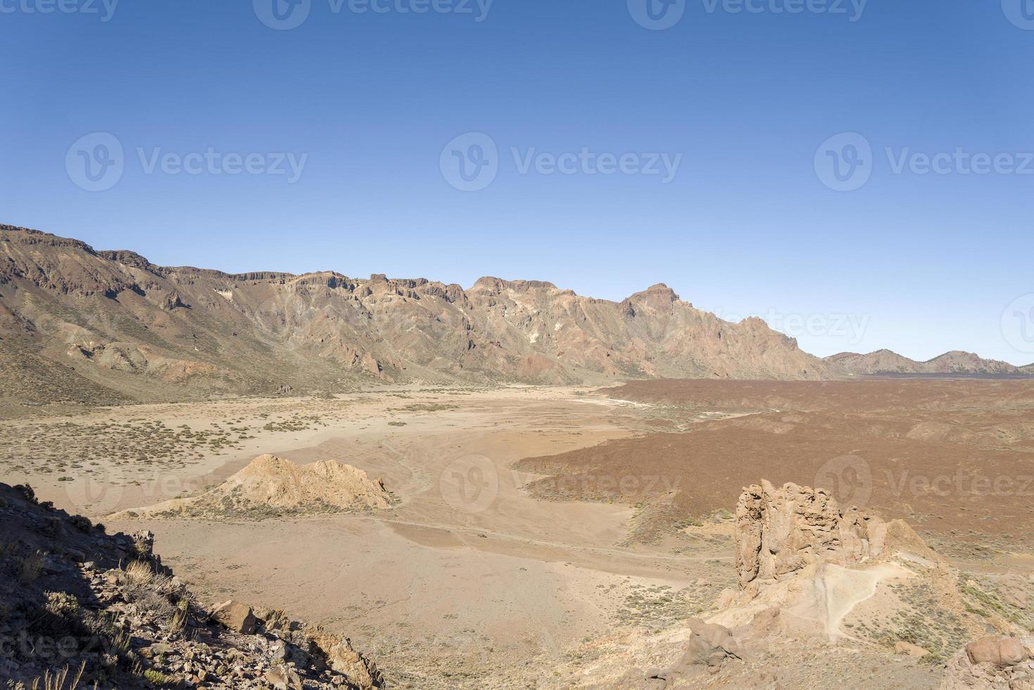 montañas cerca del volcán teide, islas canarias en un día de verano. foto