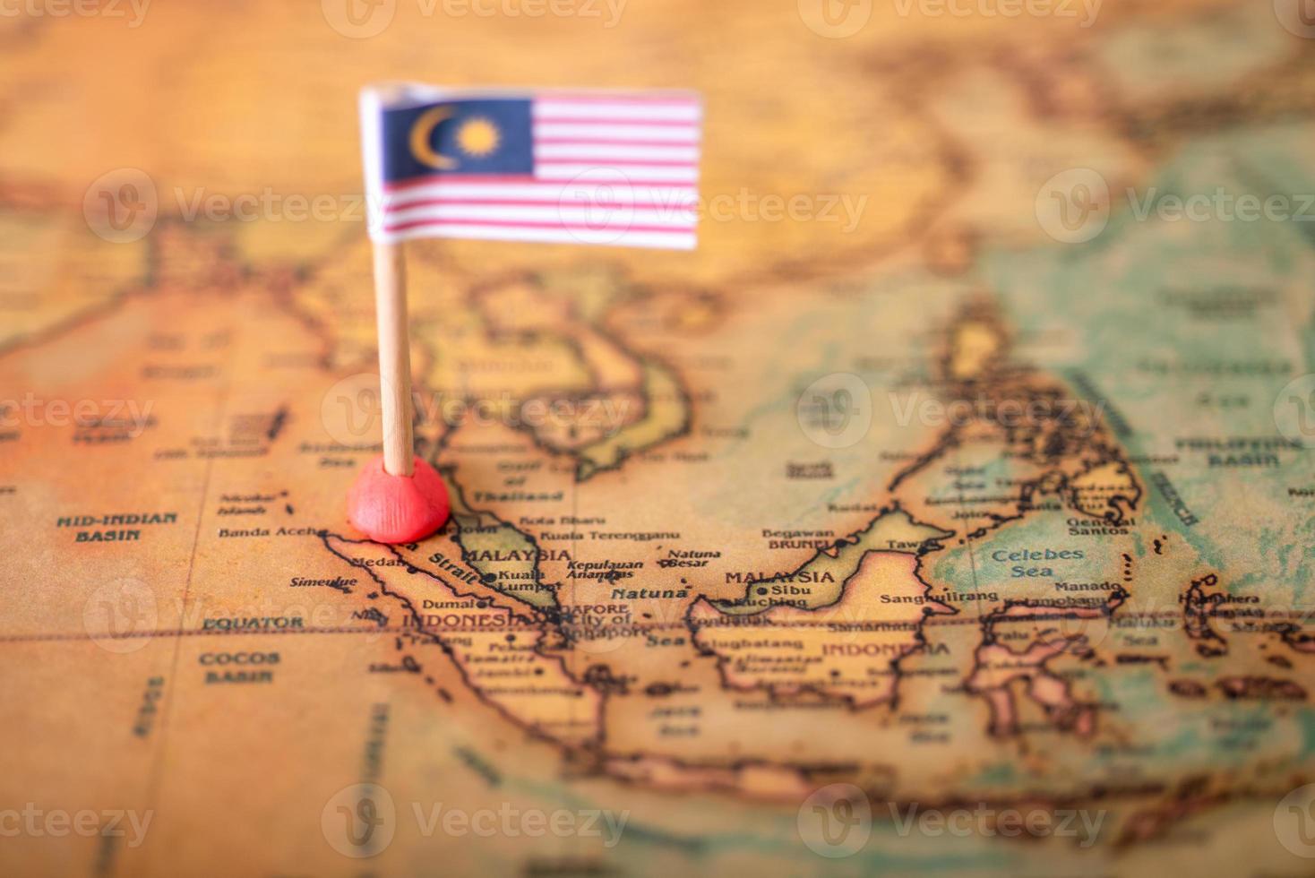 la bandera de malasia en el mapa mundial. foto