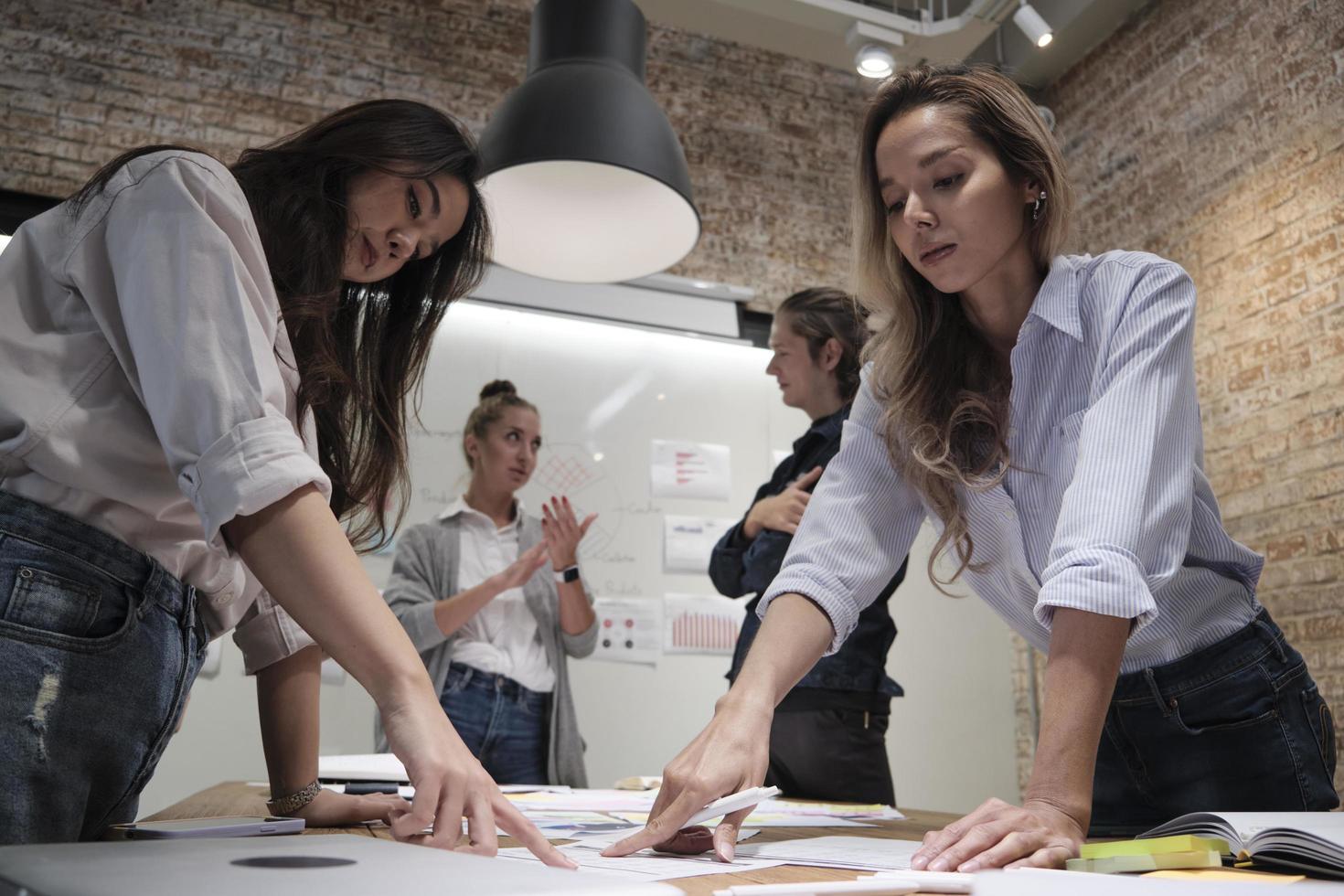 el equipo de compañeros de trabajo y el colega intercambiaron ideas, discutiendo una estrategia de marketing, colaboración de ideas y planificación de proyectos comerciales en la mesa de conferencias de una oficina en el lugar de trabajo de reuniones del personal. foto