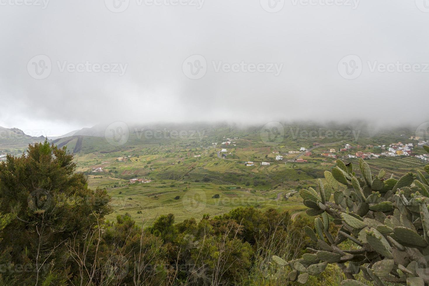 pueblo bajo las nubes, vista superior desde la montaña foto