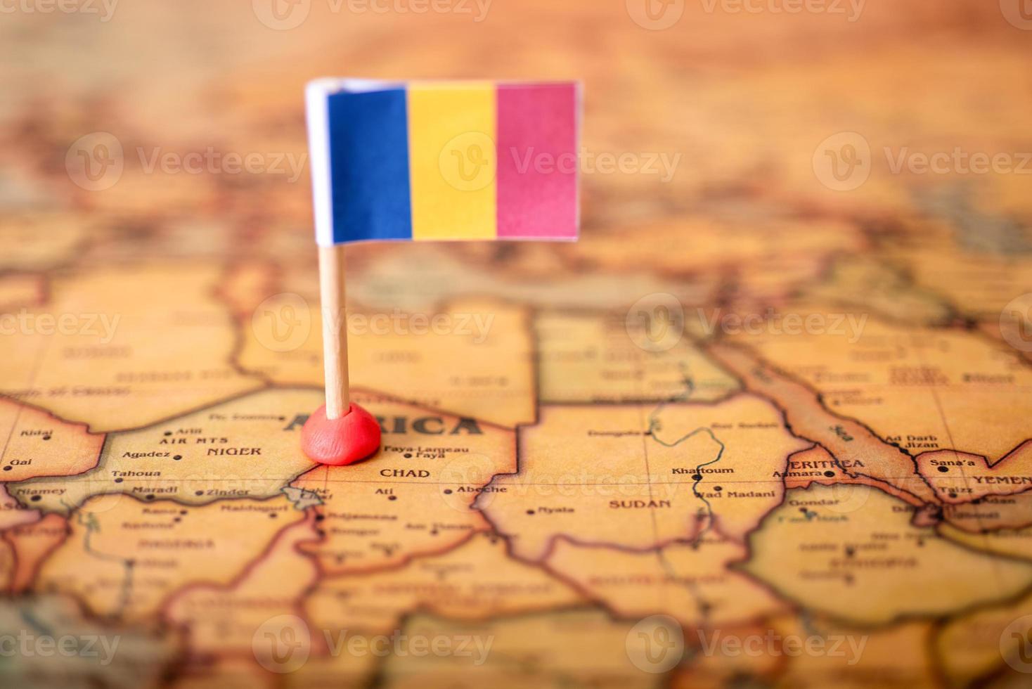 bandera de rumania en el mapa mundial. foto