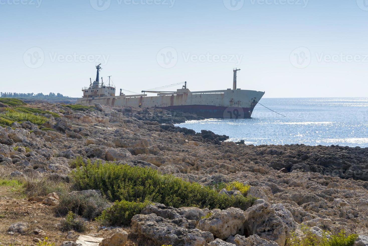 barco abandonado que naufragó cerca de la costa de chipre foto