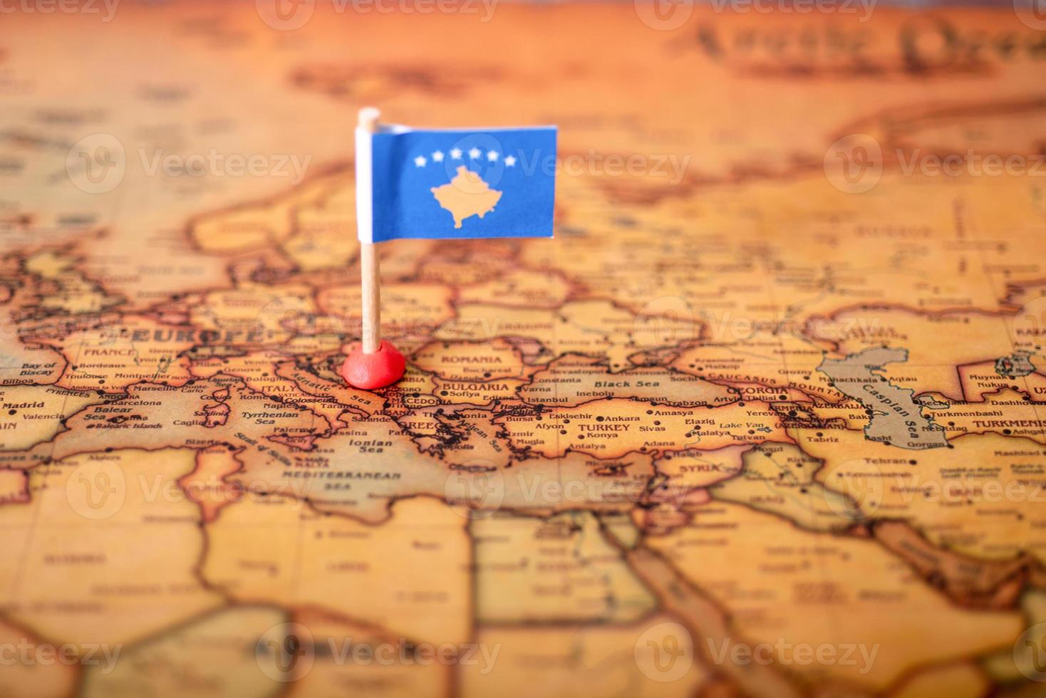 la bandera de la república de kosovo en el mapa mundial. foto