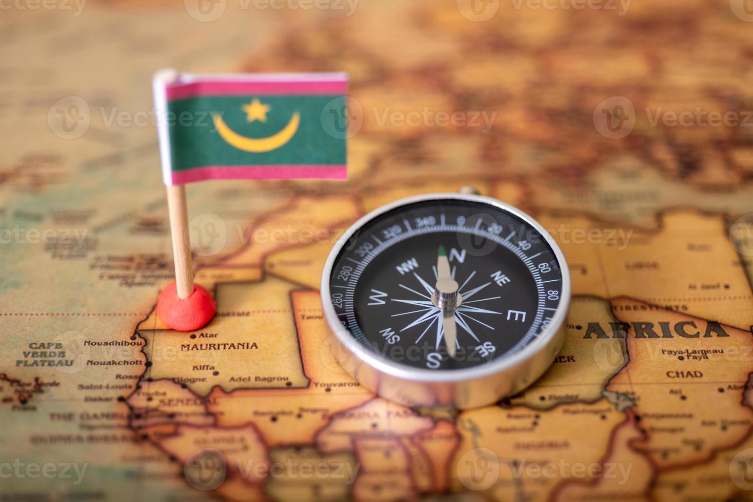 bandera de mauritania y brújula en el mapa mundial. foto