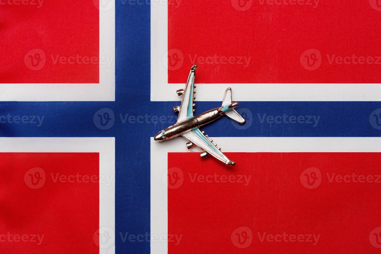 avión sobre la bandera de noruega el concepto de viajes y turismo. foto