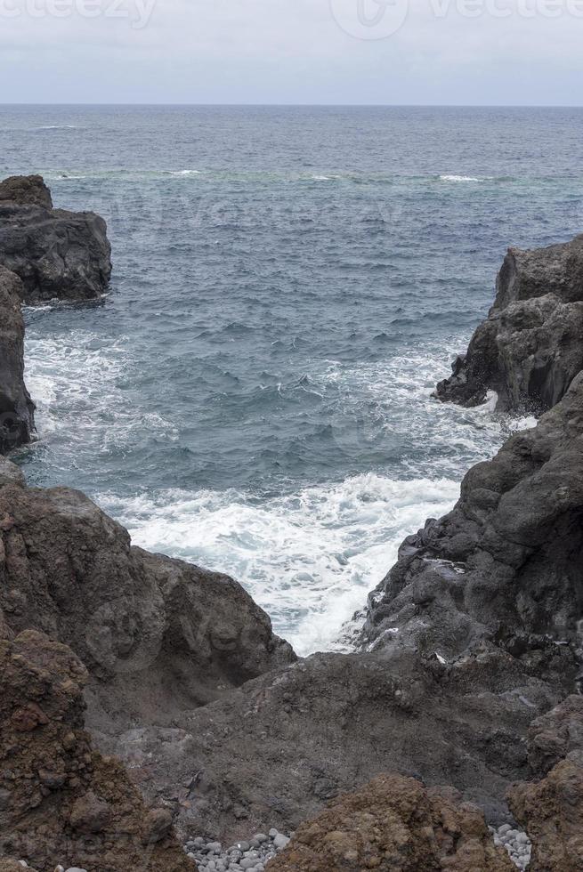 costa con piedras en la isla de tenerife. foto