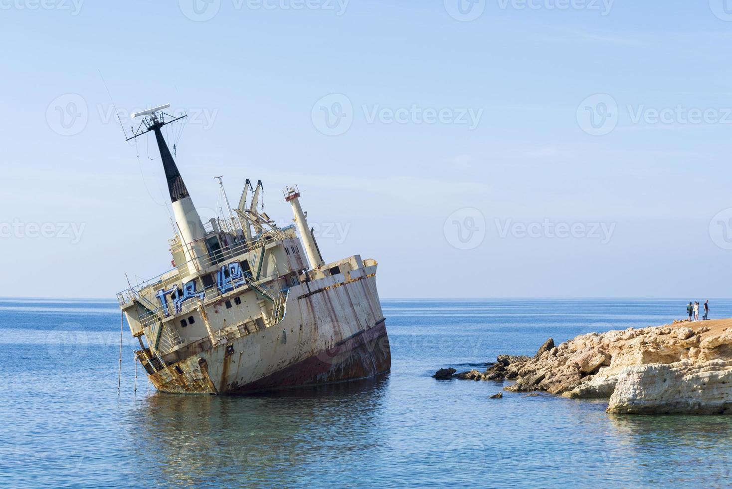 barco abandonado que naufragó cerca de la costa de chipre foto